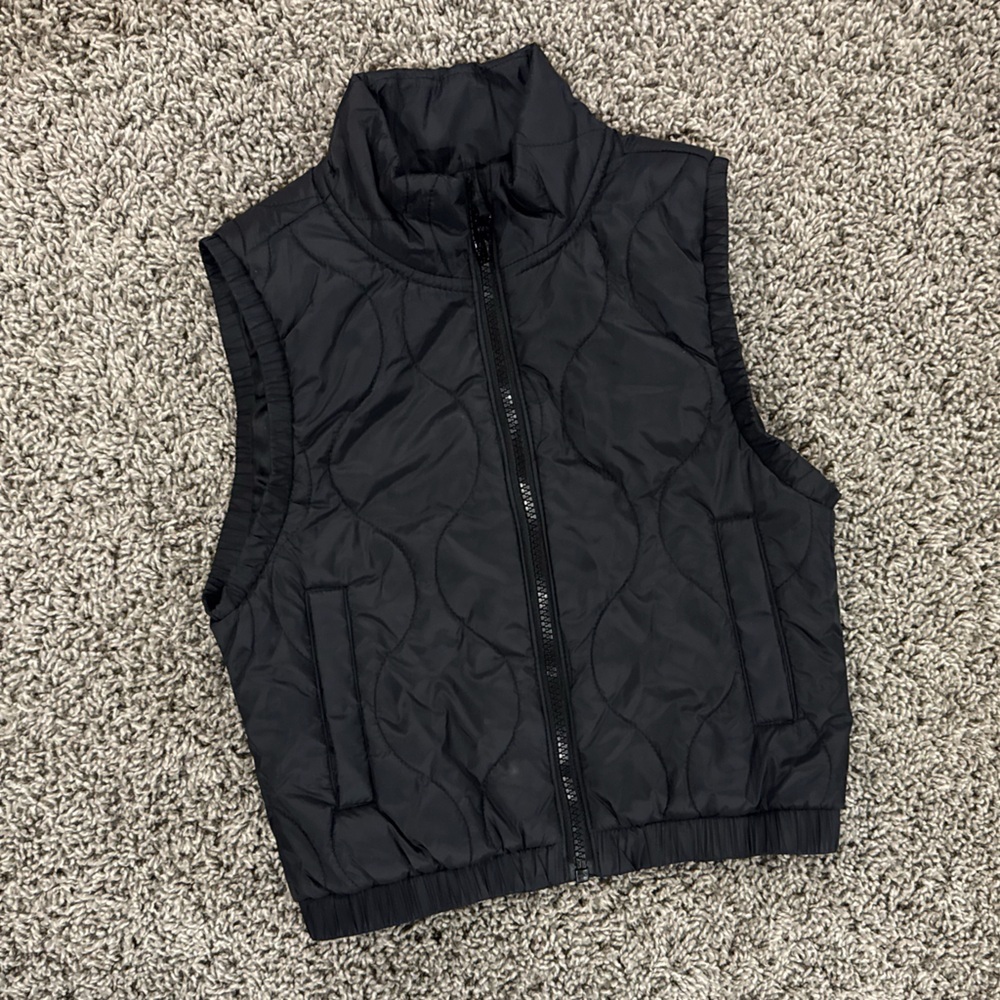 5/$25 Girls Old Navy Black Quilted Vest, size small 6-7